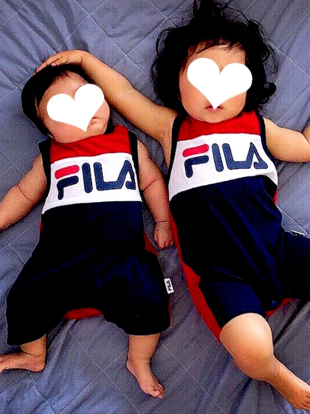 レッド系のロンパースを着用したキッズの秋コーディネートの1枚目の写真