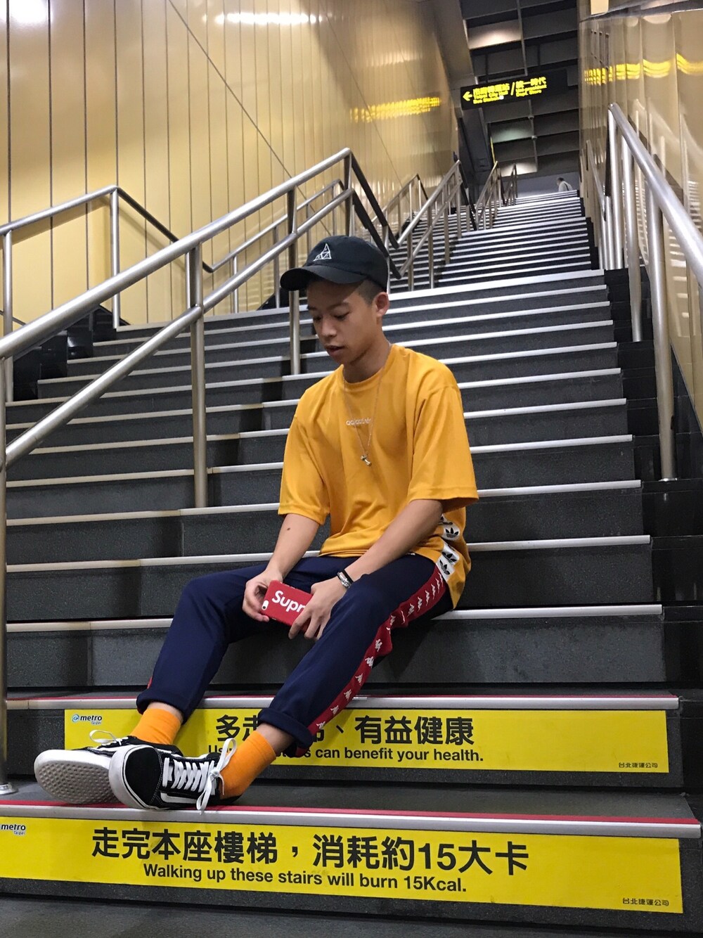 「シンプルコーデ、夏コーデ、ラフ、ゆるコーデ、ブラック、キャップ、adidas、古着、ハット」｜「adidasのアイテム（Tシャツ/カットソー、ゴールド系）」を使った、JasonOLBさん（メンズ・170cm）の夏コーディネートの1枚目の写真