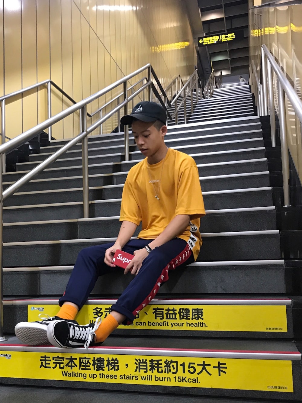 「シンプルコーデ、夏コーデ、ラフ、ゆるコーデ、adidas、デニムパンツ、ハット、キャップ、ブラック」｜「adidas Originalsのアイテム（Tシャツ/カットソー、ゴールド系）」を使った、JasonOLBさん（メンズ・170cm）の夏コーディネートの1枚目の写真