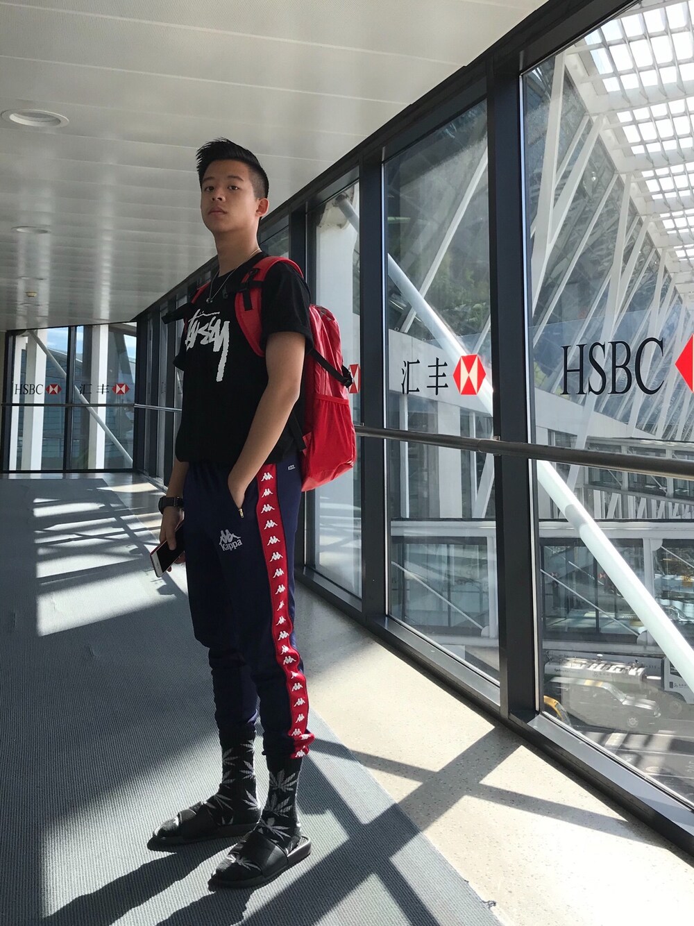 「シンプルコーデ、大人カジュアル、プチプラ、休日スタイル、ootd、スニーカー」｜「Supreme のアイテム（その他、レッド系）」を使った、JasonOLBさん（メンズ・170cm）の秋コーディネートの1枚目の写真
