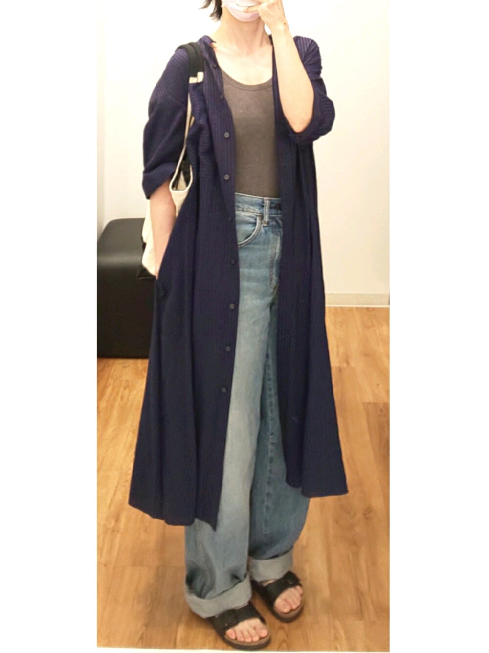 「大人カジュアル、シンプル、ワンピース、デニムパンツ、カジュアル、春コーデ、夏コーデ、サンダル、ユニクロ」｜「notaのアイテム（シャツワンピース、ホワイト系）」を使った、=(ΦωΦ)=さん（レディース・158cm）の春コーディネートの1枚目の写真