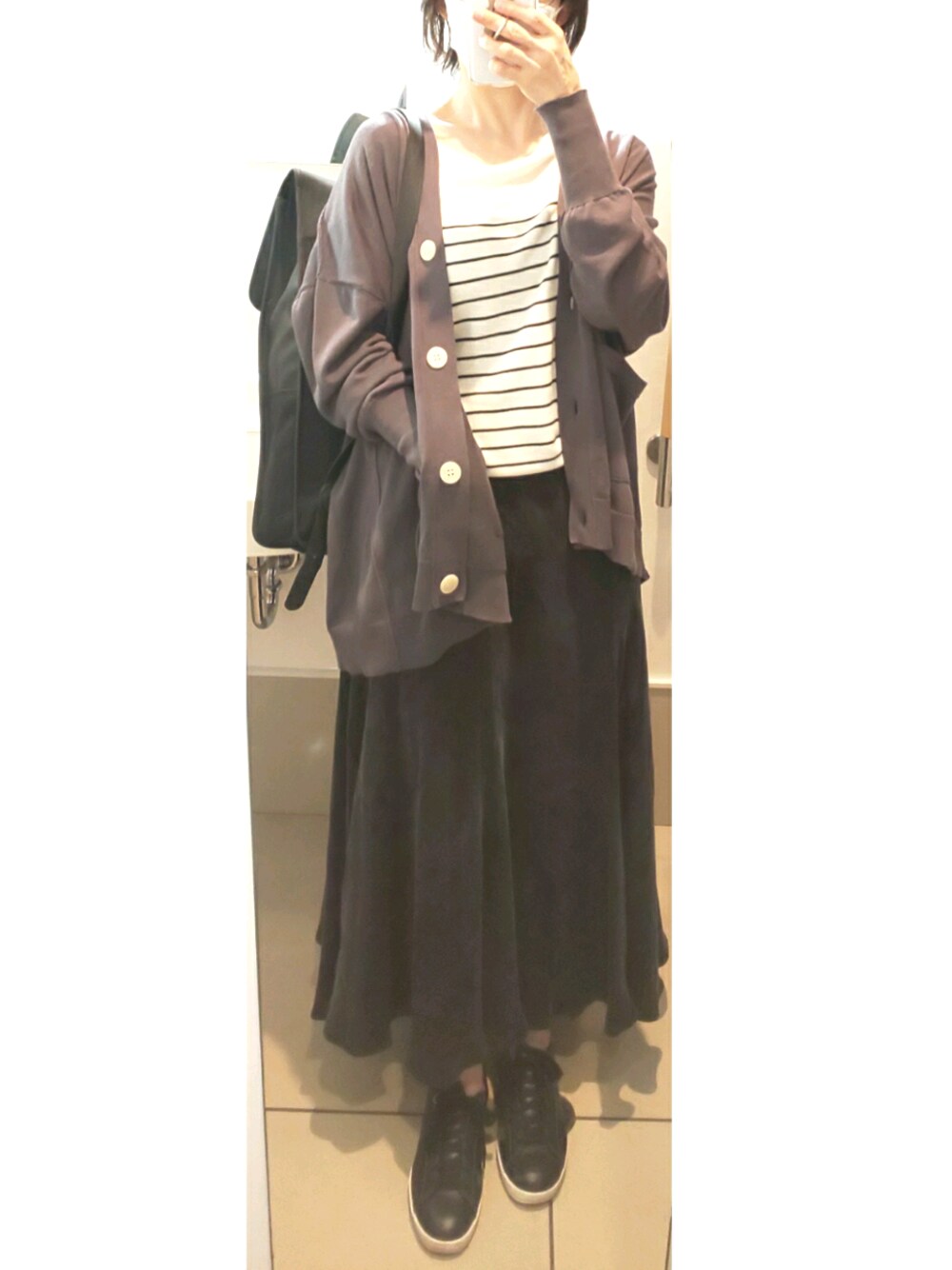 「シンプル、大人カジュアル、オトナ女子、スニーカー、ロングスカート、ボーダー、カーディガン、オトナカジュアル、通勤コーデ」｜「FRAMeWORKのアイテム（カーディガン/ボレロ、グレー系）」を使った、=(ΦωΦ)=さん（レディース・158cm）の春コーディネートの1枚目の写真