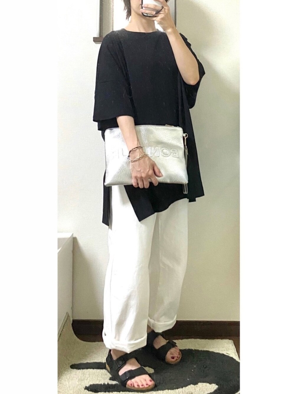 「休日スタイル、カジュアル、ラクチンコーデ、モノトーン、シンプル、プチプラ、GU、UNIQLO、大人カジュアル」｜「UNIQLOのハイライズワイドストレートジーンズ（デニムパンツ、ブルー系）」を使った、=(ΦωΦ)=さん（レディース・158cm）の夏コーディネートの1枚目の写真