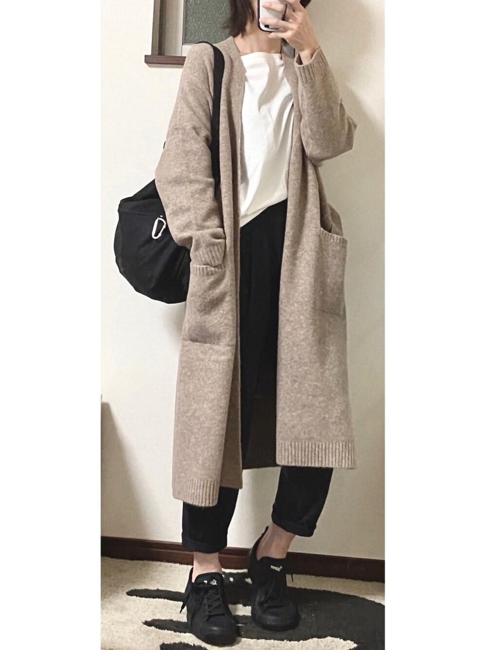 「秋コーデ、パンツスタイル、ラクチンコーデ、大人カジュアル、シンプル、シンプルコーデ、スニーカー、ニット、コート」｜「UNIQLOのアイテム（パンツ、ブルー系）」を使った、=(ΦωΦ)=さん（レディース・158cm）の秋コーディネートの1枚目の写真