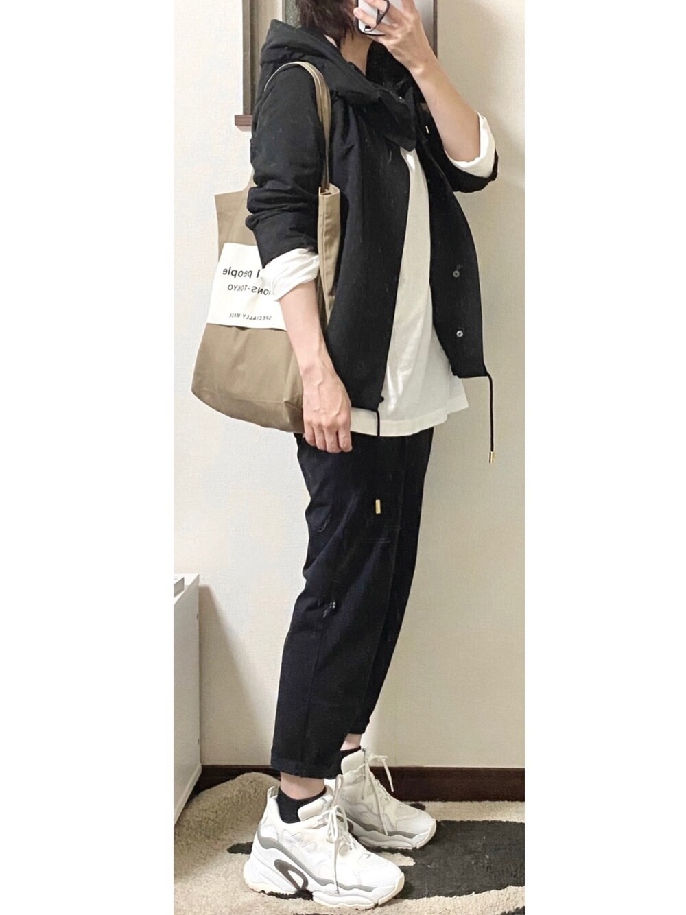 「秋のコーデ、シンプル、休日スタイル、オトナカジュアル、カジュアルコーデ、スニーカー、UNIQLO、大人カジュアル、シンプルコーデ」｜「THE RERACSのアイテム（ジャケット/アウター、ブラック系）」を使った、=(ΦωΦ)=さん（レディース・158cm）の秋コーディネートの1枚目の写真