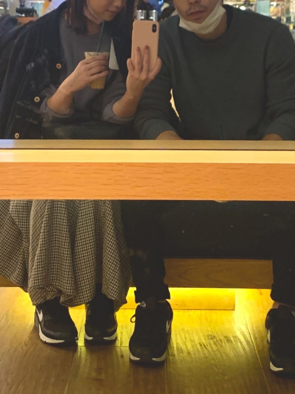 その他のスカート、ブラック系のスニーカー、ブラック系のスニーカーを着用したレディースの秋コーディネートの1枚目の写真