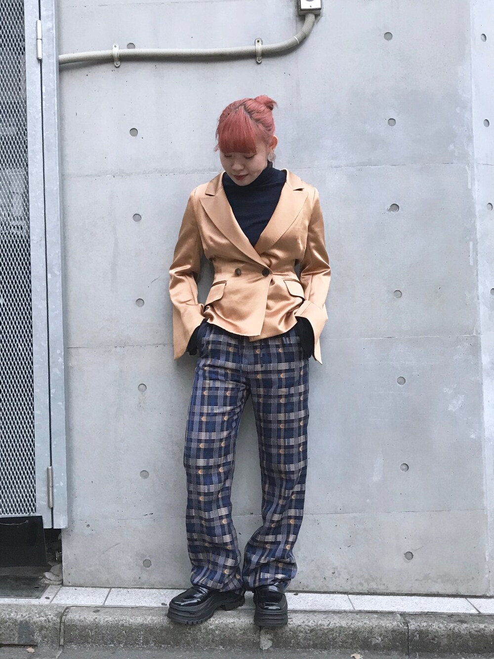 「ジャケット、タートルネック、チェックパンツ、ネイビー、mame、sacai、冬」｜「mameのアイテム（ジャケット/アウター、ベージュ系）」を使った、Ⓜ︎ａｙｕさん（レディース・166cm）の冬コーディネートの1枚目の写真