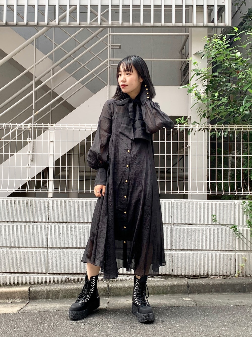 「シンプルコーデ、ラフスタイル、モノトーン、ワンピース、ブラック、厚底ブーツ、シャツワンピ、秋冬、リボン、ロングワンピース」｜「Eica Yoshinariのアイテム（シャツワンピース、ブラック系）」を使った、Ⓜ︎ａｙｕさん（レディース・166cm）の夏コーディネートの1枚目の写真
