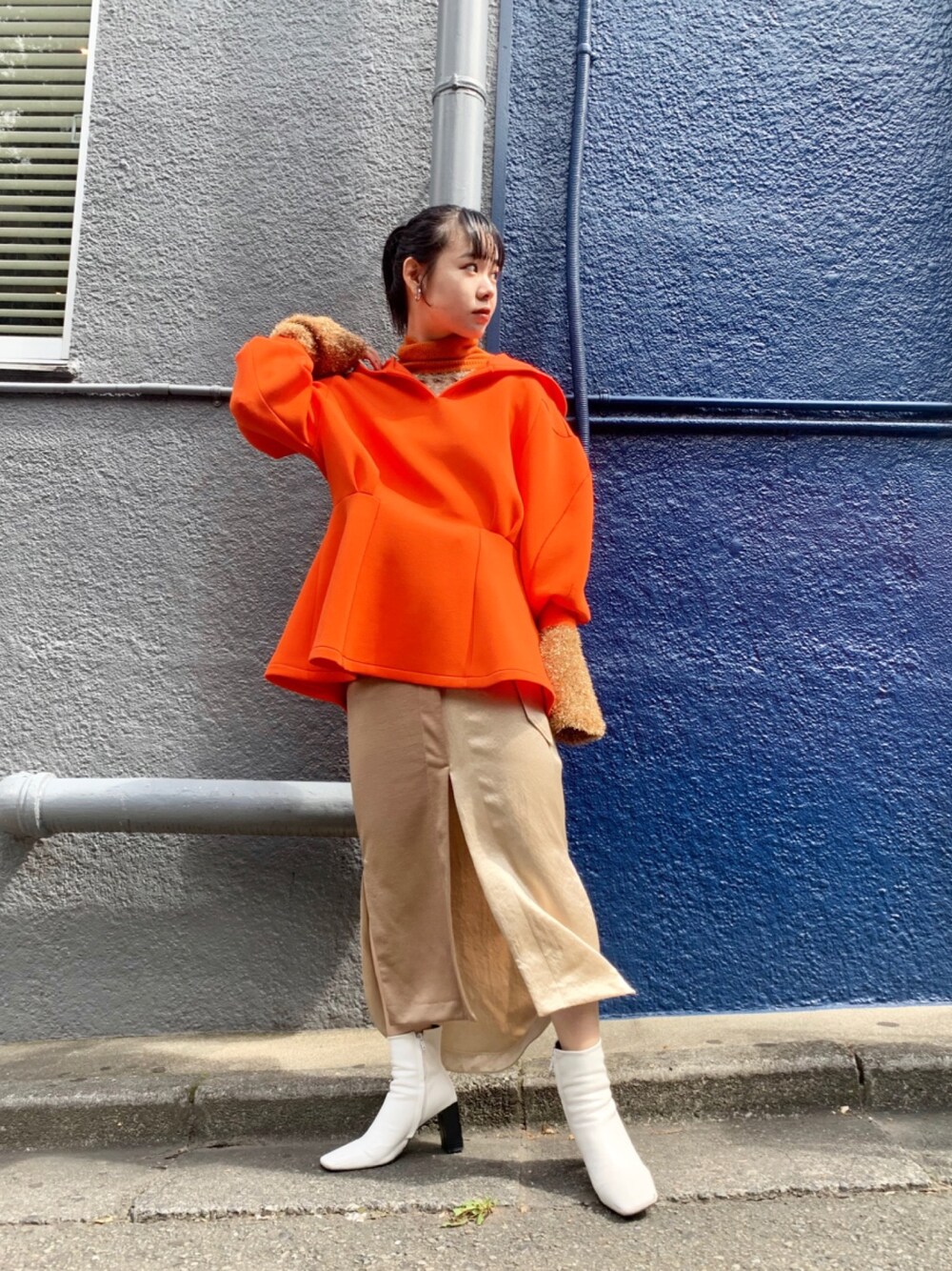 「大人カジュアル、秋のコーデ、ootd、秋、オレンジ、パーカー、ロングスカート、レイヤードスタイル、白ブーツ、スクエア」｜「STAIRのSTAIR “BONDING FLARE”フーディー（パーカー、オレンジ系）」を使った、Ⓜ︎ａｙｕさん（レディース・166cm）の秋コーディネートの1枚目の写真