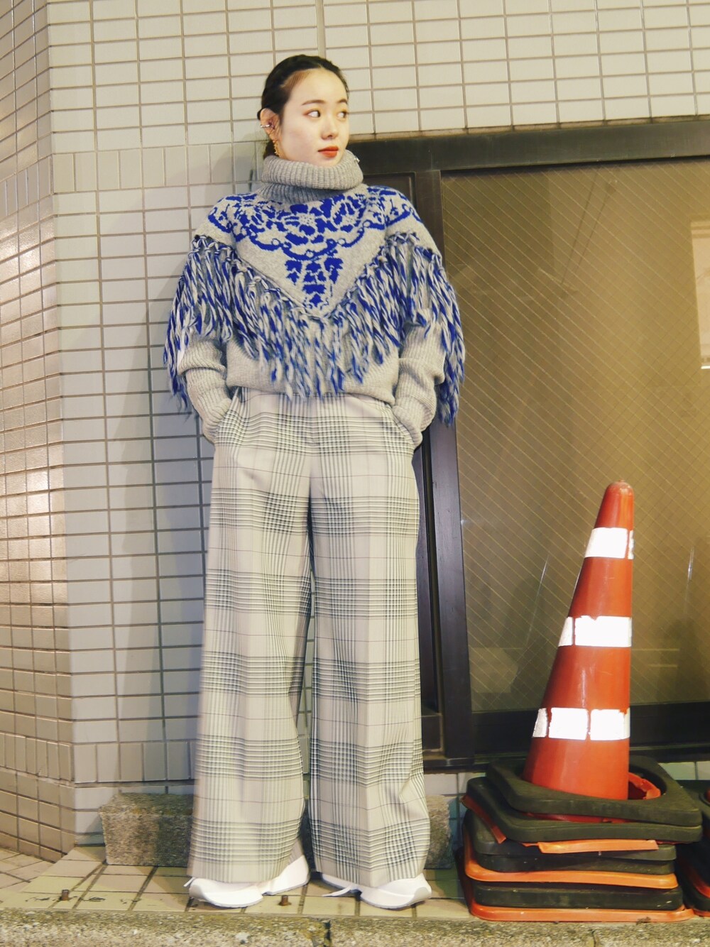 「秋、ゆるニット、パンツスタイル、メンズライク、スニーカー、チェックパンツ、ニット、冬コーデ、フリンジ、sacai」｜「Sacaiのアイテム（ニット/セーター、グレー系）」を使った、Ⓜ︎ａｙｕさん（レディース・166cm）の秋コーディネートの1枚目の写真