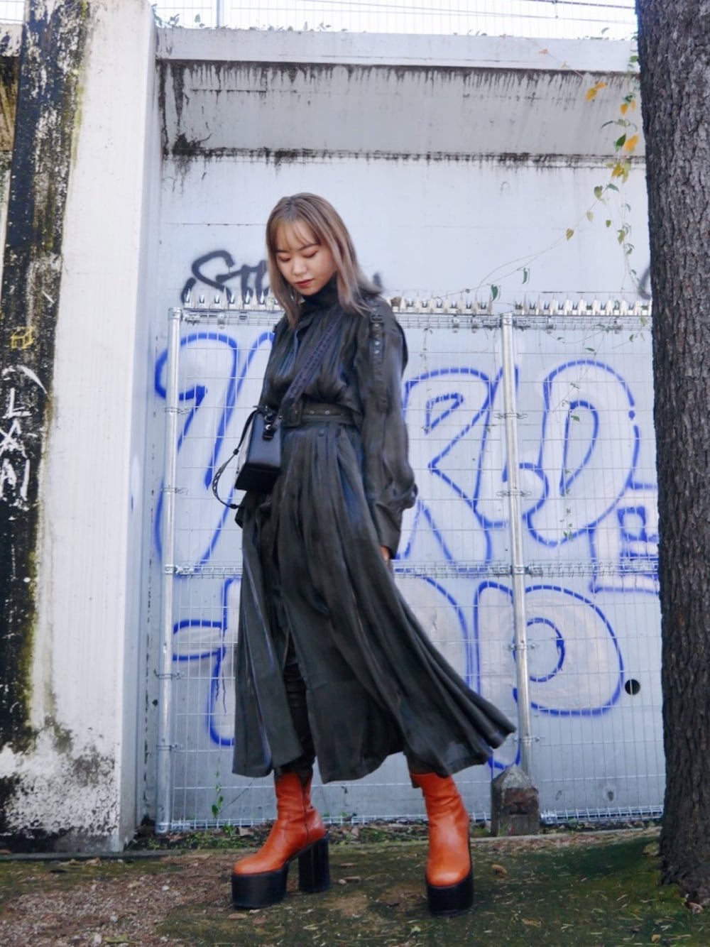 「ハイネック、ワンピース、冬のコーデ、厚底ブーツ、コート、off white、ドレス、大人コーデ、JOHN LAWRENCE SULLIVAN、AKIRA NAKA」｜「AKIRANAKAのアイテム（ワンピース/ドレス、グリーン系）」を使った、Ⓜ︎ａｙｕさん（レディース・166cm）の冬コーディネートの1枚目の写真