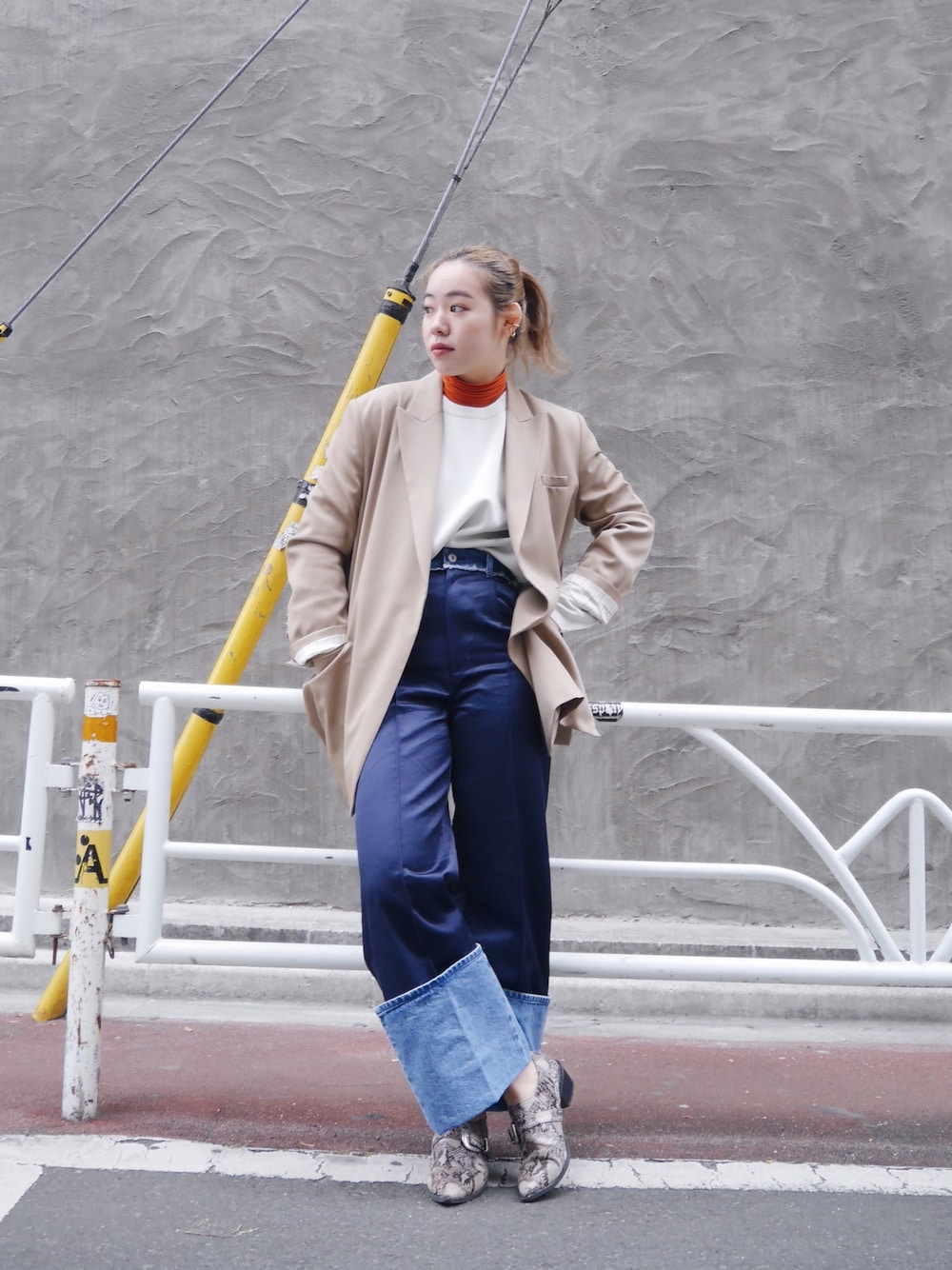 「年末WEAR感謝祭、スタッフセンバツ、シンプルコーデ、冬のコーデ、ニット、大人カジュアル、デニムパンツ、レイヤードスタイル、ジャケット、ビッグシルエット」｜「RITOのRITO “WITH BELT“ビックジャケット（テーラードジャケット、ベージュ系）」を使った、Ⓜ︎ａｙｕさん（レディース・166cm）の冬コーディネートの1枚目の写真