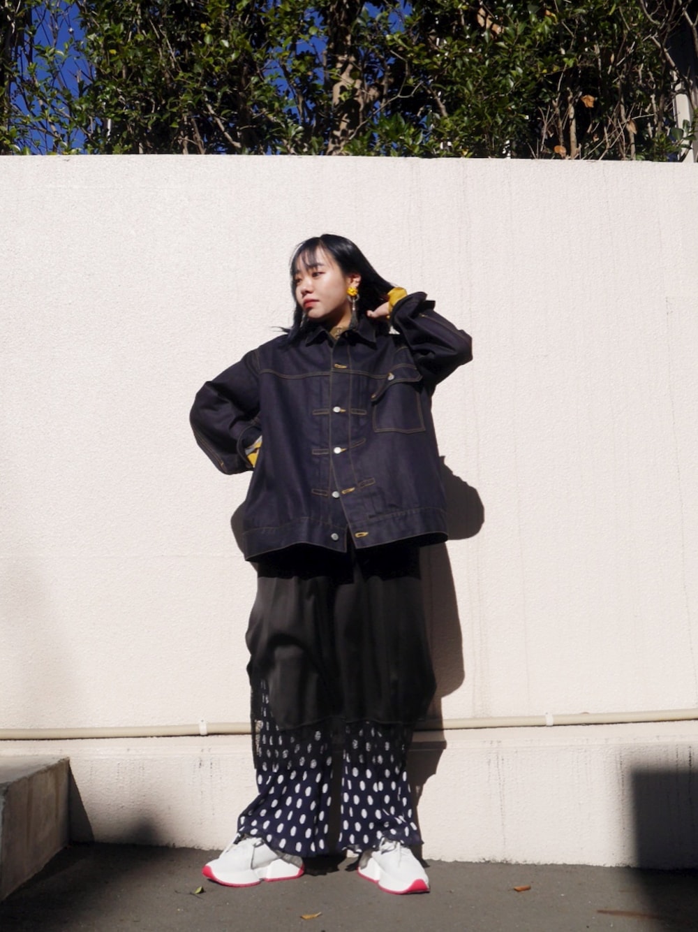 「冬のコーデ、ootd、レイヤードスタイル、ビッグシルエット、メンズライク、オーバーサイズ、2020、スニーカー、デニムジャケット、ドット」｜「beautiful peopleのbeautiful people “WATABOUSHI”セルビッチデニムジャケット（デニムジャケット、ブルー系）」を使った、Ⓜ︎ａｙｕさん（レディース・166cm）の冬コーディネートの1枚目の写真