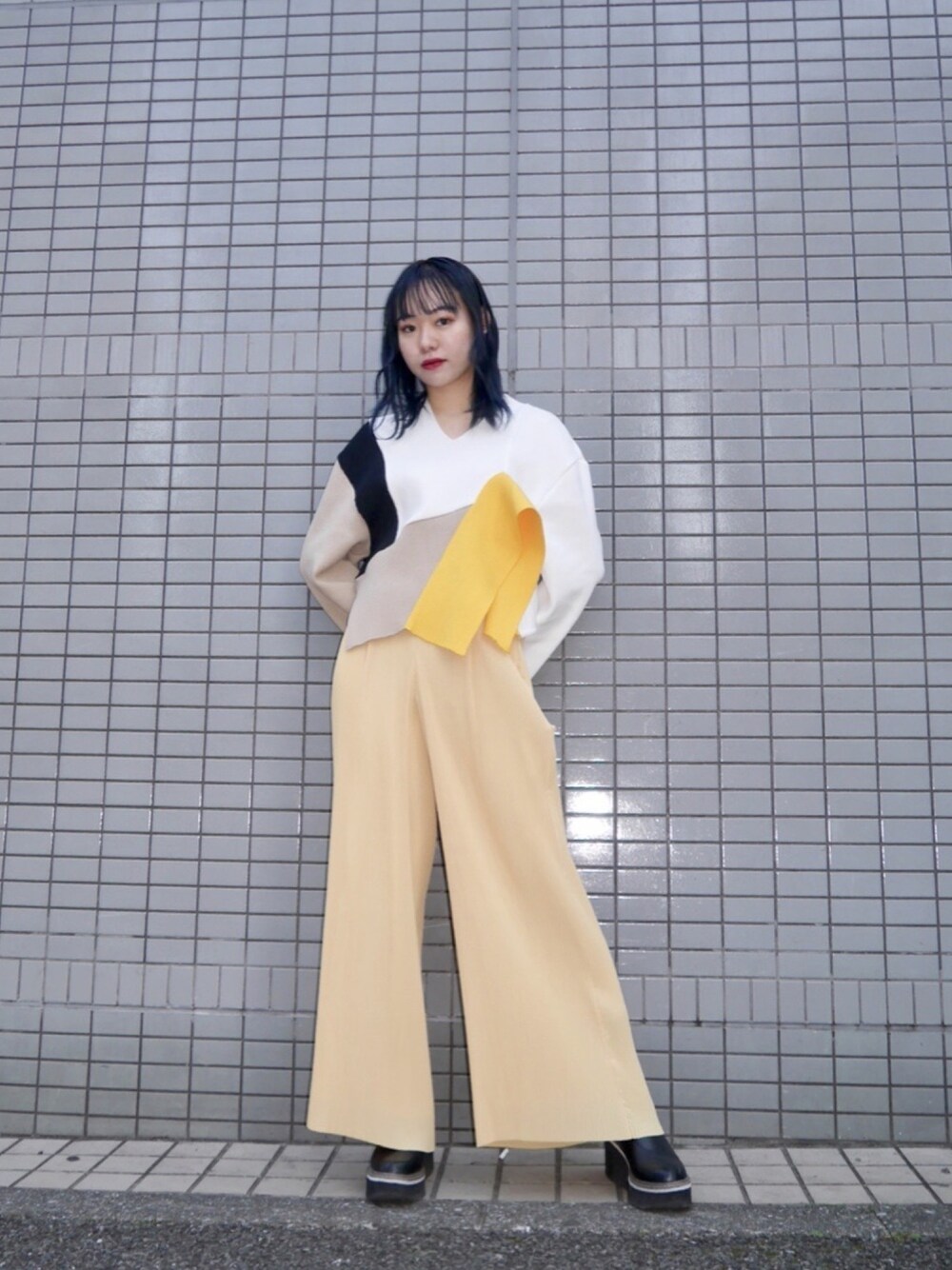 「冬コーデ、シンプルコーデ、ラクチンコーデ、パンツスタイル、冬、ラフ、ニット、白、プリーツ、イエロー」｜「AKIRANAKAのアイテム（ニット/セーター、ホワイト系）」を使った、Ⓜ︎ａｙｕさん（レディース・166cm）の冬コーディネートの1枚目の写真