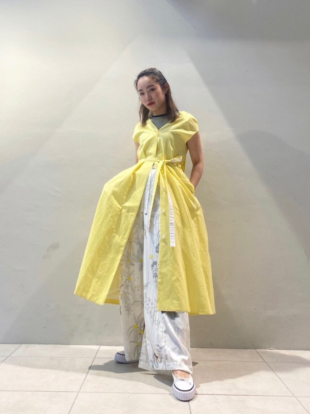 「ラクチンコーデ、パンツスタイル、バレエシューズ、春色、ootd、ワンピース、ワイドパンツ、春服、スニーカー、イエロー」｜「TARO HORIUCHIのTARO HORIUCHI ドレス（ワンピース、イエロー系）」を使った、Ⓜ︎ａｙｕさん（レディース・166cm）の春コーディネートの1枚目の写真