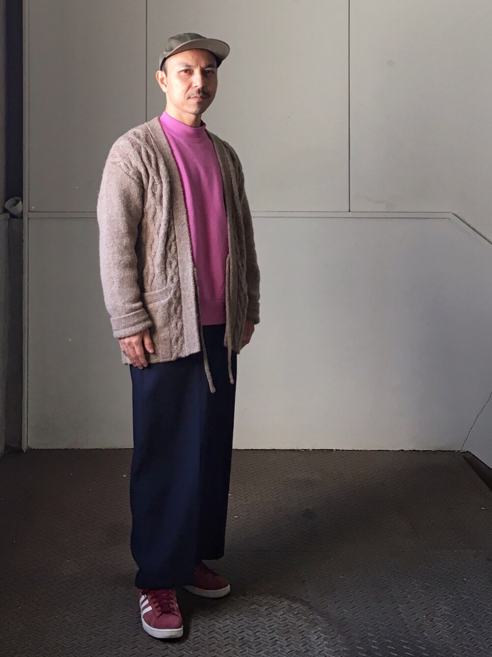 パープル系のパーカー、その他のニット/セーター、ブルー系のその他パンツを着用したメンズの冬コーディネートの1枚目の写真