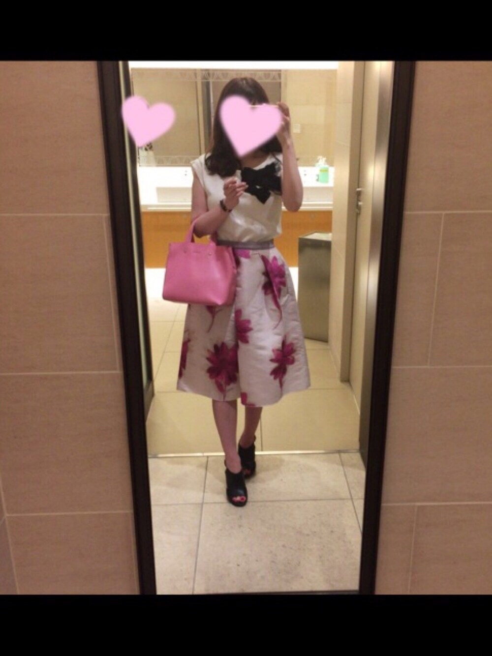 「LANVIN en Bleu、tops、skirt、flower、お買い物コーデ」｜「LANVIN en Bleuのメニーリボンカットソー（Tシャツ/カットソー、ホワイト系）」を使った、kaoririさん（レディース・154cm）の夏コーディネートの1枚目の写真
