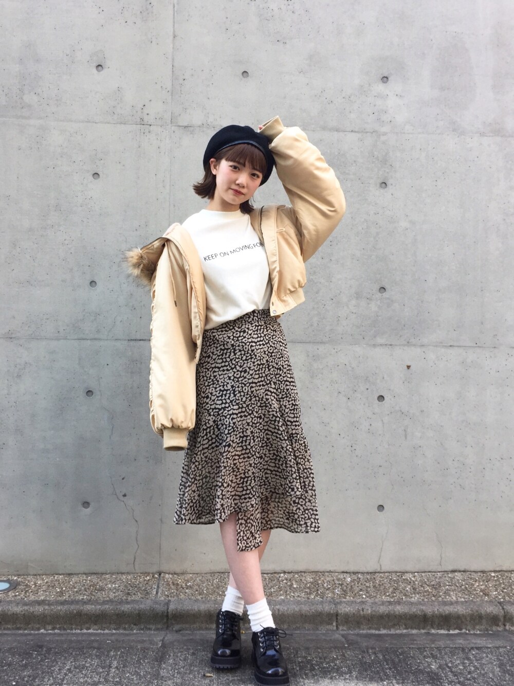 「シンプルおしゃれが好き、プチプラ、大人ガーリー、ベレー帽、スウェット、レオパード柄、N-2B、休日スタイル」｜「WEGOのWEGO/レオパードアシメスカート（スカート、その他）」を使った、manaさん（レディース・165cm）の秋コーディネートの1枚目の写真