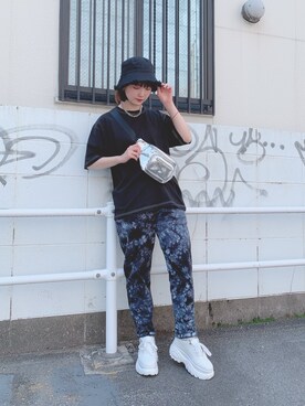 「アイテム（ボディバッグ/ウエストポーチ、シルバー系）」を使った、manaさん（レディース・165cm）の春コーディネート