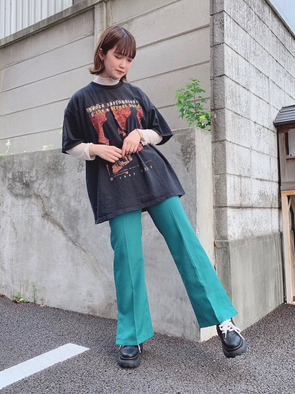 「春夏コーデ、バンドT、カラーパンツ、古着、古着MIX、韓国ファッション」｜「WEGOのWEGO/カラースリットフレアパンツ（スラックス、グリーン系）」を使った、manaさん（レディース・165cm）の春コーディネートの1枚目の写真