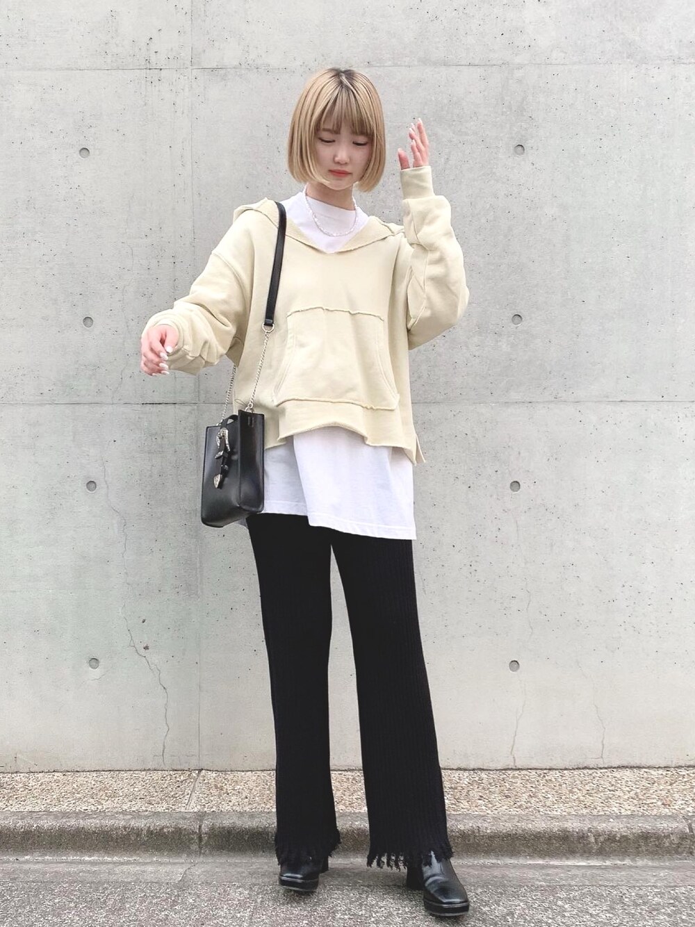 「レイヤードスタイル、ニットパンツ、シンプル、オトナカジュアル、春、はるコーデ、オトナ女子、きれいめカジュアル、プチプラコーデ」｜「disparkのDISPARK/ダメージニットフレアパンツ（スラックス、ブラック系）」を使った、manaさん（レディース・165cm）の冬コーディネートの1枚目の写真