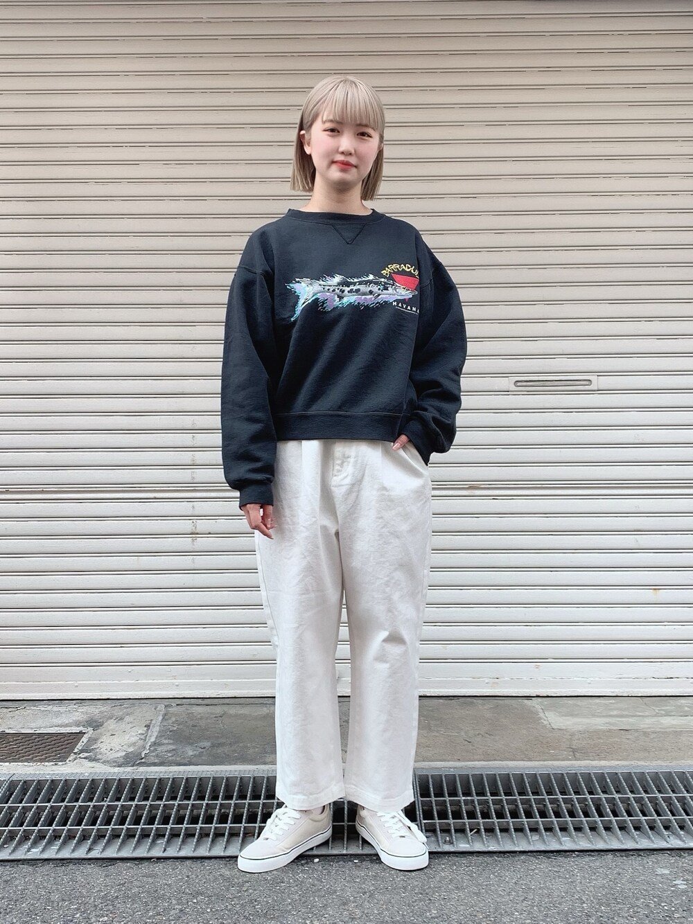 「古着、古着MIX、プリントスウェット、アニマル、春めきシューズ、スケータースタイル、春、パンツコーデ、春カラースタイル」｜「WEGOのWEGO/バルーンパンツ（デニムパンツ、ホワイト系）」を使った、manaさん（レディース・165cm）の春コーディネートの1枚目の写真