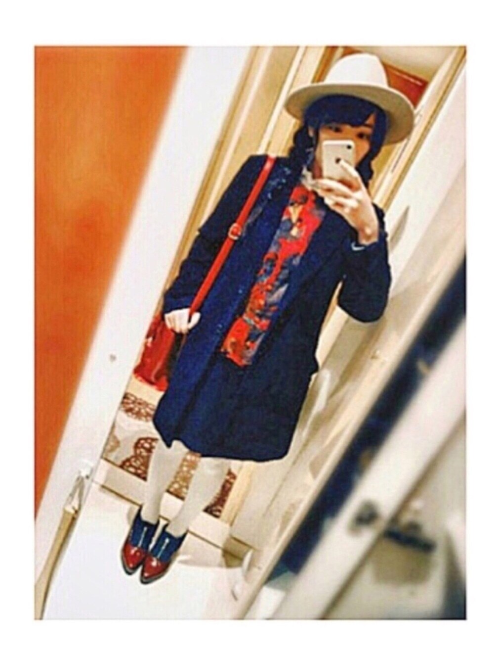 「タイトスカート、レトロ、スタンドカラー、白タイツ、三つ編み、古着、白ハット、ぺプラムトップス」｜「しまむらのアイテム（ピーコート、ブラック系）」を使った、  かーぺさん（レディース・154cm）の冬コーディネートの1枚目の写真