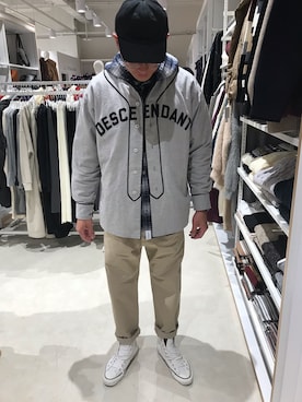 「CONVERSE TOKYO（コンバーストウキョウ）のアイテム（シューズ）」を使った、Guan-呈さん（メンズ・180cm）の冬コーディネート