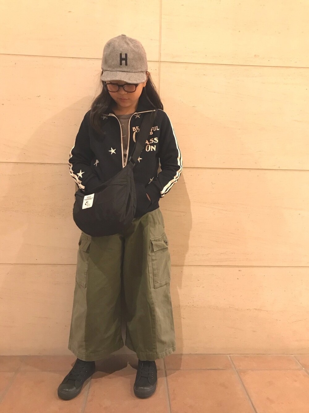 「カジュアル、キッズコーデ、キャップ、アメカジ、ワイドパンツ、ジャージ、スポーツミックス、シンプルおしゃれが好き」｜「DENIM DUNGAREEのアイテム（その他アウター、ブラック系）」を使った、せんちゃんさん（キッズ・130cm）の秋コーディネートの1枚目の写真