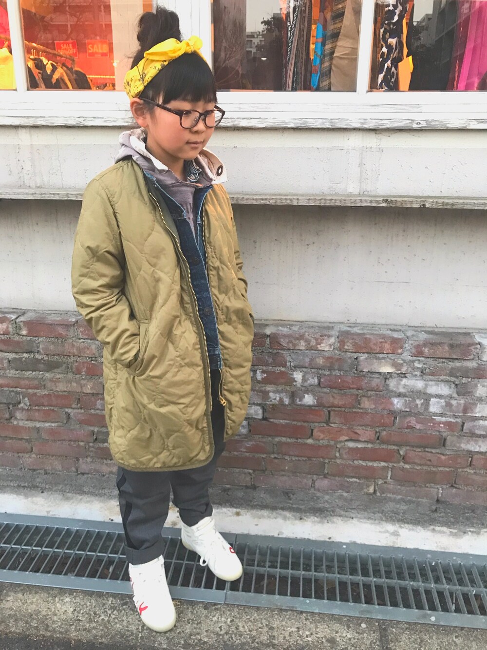 「レイヤードstyle、カジュアル、キッズファッション、おだんごヘアー、おんなのこ、スニーカー、ノーカラーコート、アメカジ」｜「DENIM DUNGAREEのアイテム（その他アウター、グリーン系）」を使った、せんちゃんさん（キッズ・130cm）の冬コーディネートの1枚目の写真