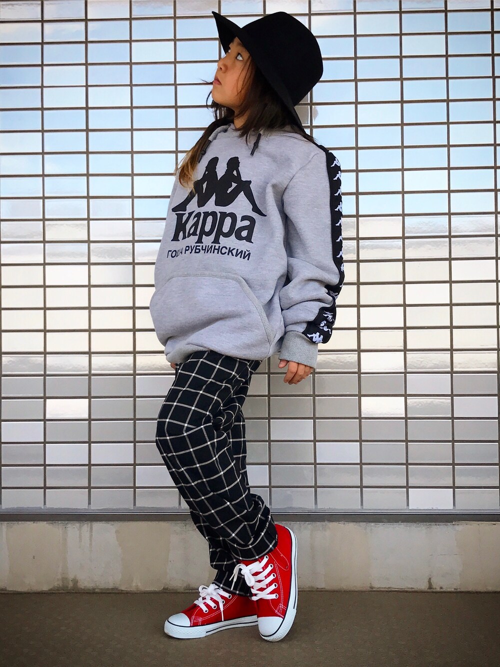 「gosharubchinskiy、KAPPA、UNIQLO、converse、キッズファッション、コンバース、ユニクロ」｜「Gosha Rubchinskiyのアイテム（スウェット、グレー系）」を使った、ワータンさん（キッズ・123cm）の春コーディネートの1枚目の写真