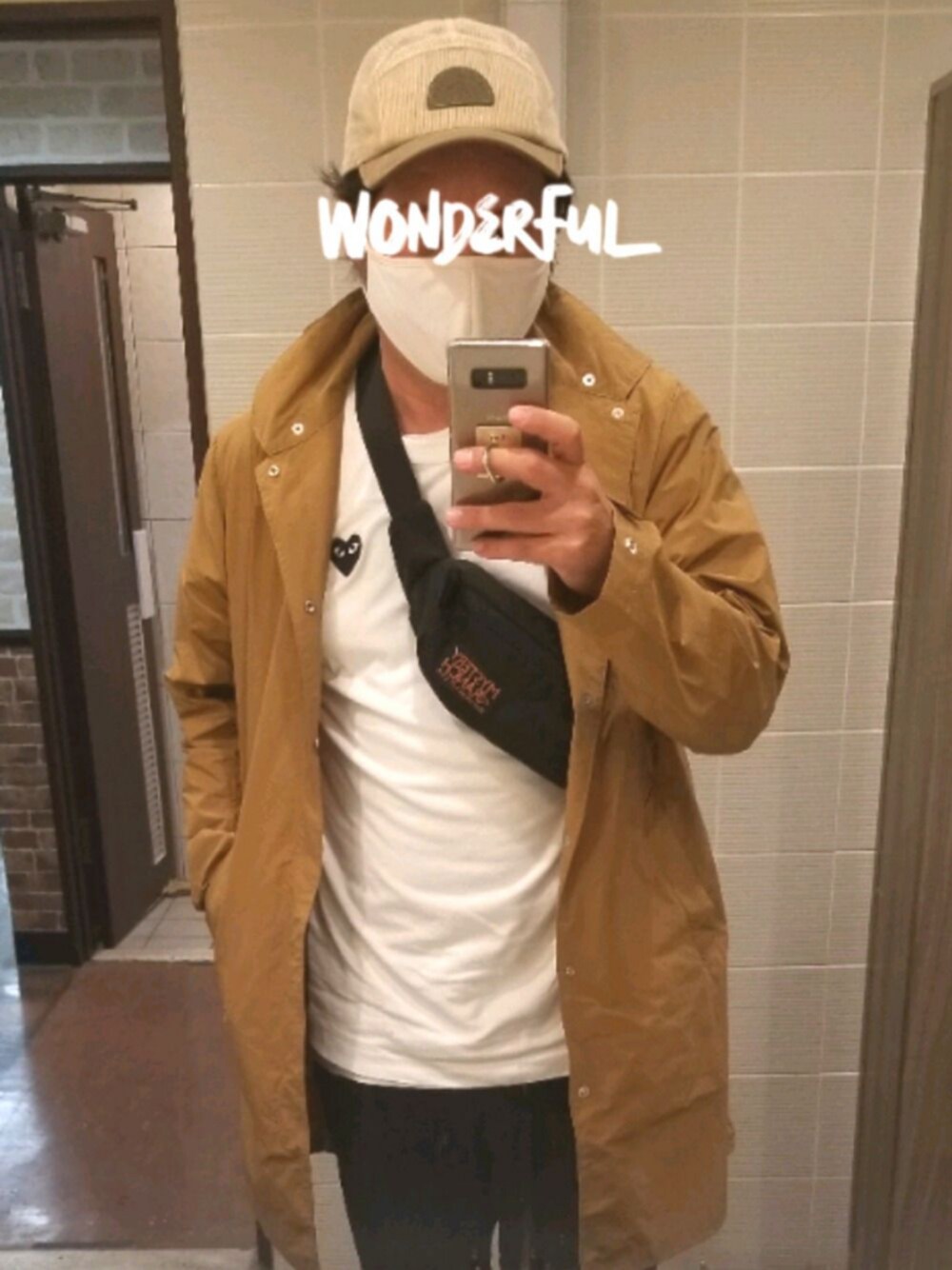 「カジュアルコーデ、オトナカジュアル、シンプル、コート、キャップ、ベージュ、ボディバッグ」｜「NEW BALANCEのWTT104 WIDE TAPERED FIT（その他パンツ、ブラック系）」を使った、taka1010🌈さん（メンズ・182cm）の秋コーディネートの1枚目の写真