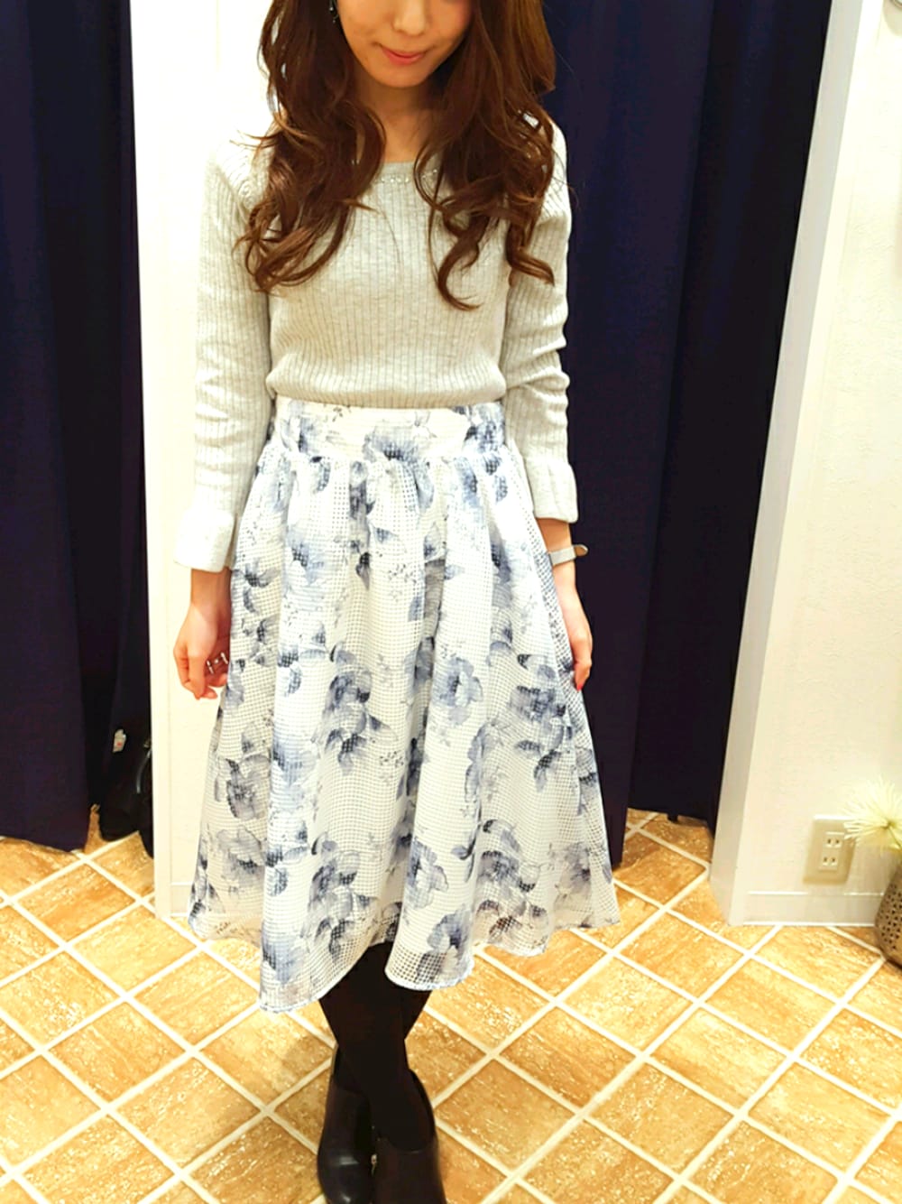 「春コーデ、メッシュスカート、花柄スカート」｜「Mew'sのアイテム（スカート、ホワイト系）」を使った、mihoさん（レディース・155cm）の冬コーディネートの1枚目の写真