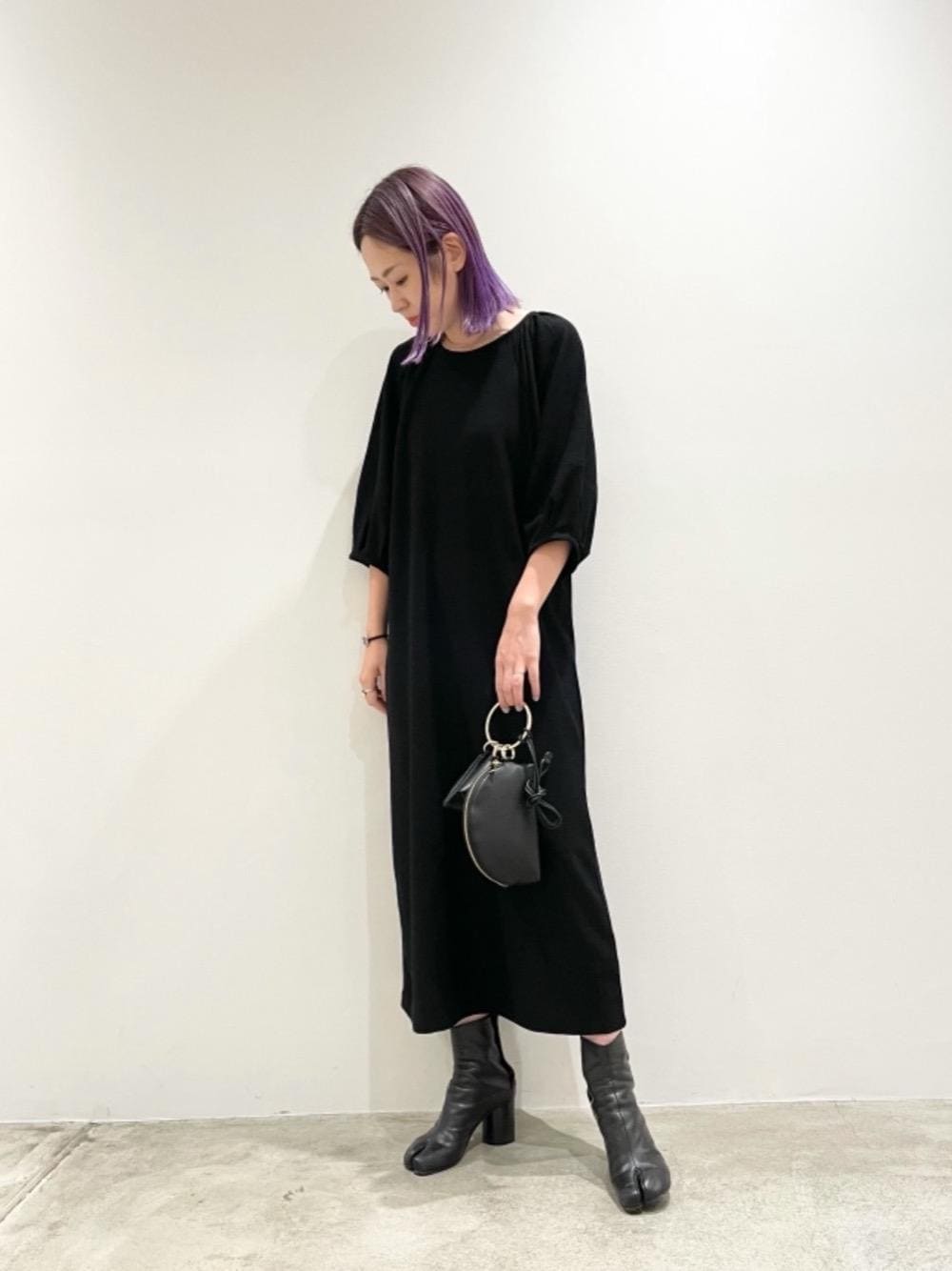 ブラック系のショルダーバッグ、ブラック系のワンピースを着用したレディースの夏コーディネートの1枚目の写真