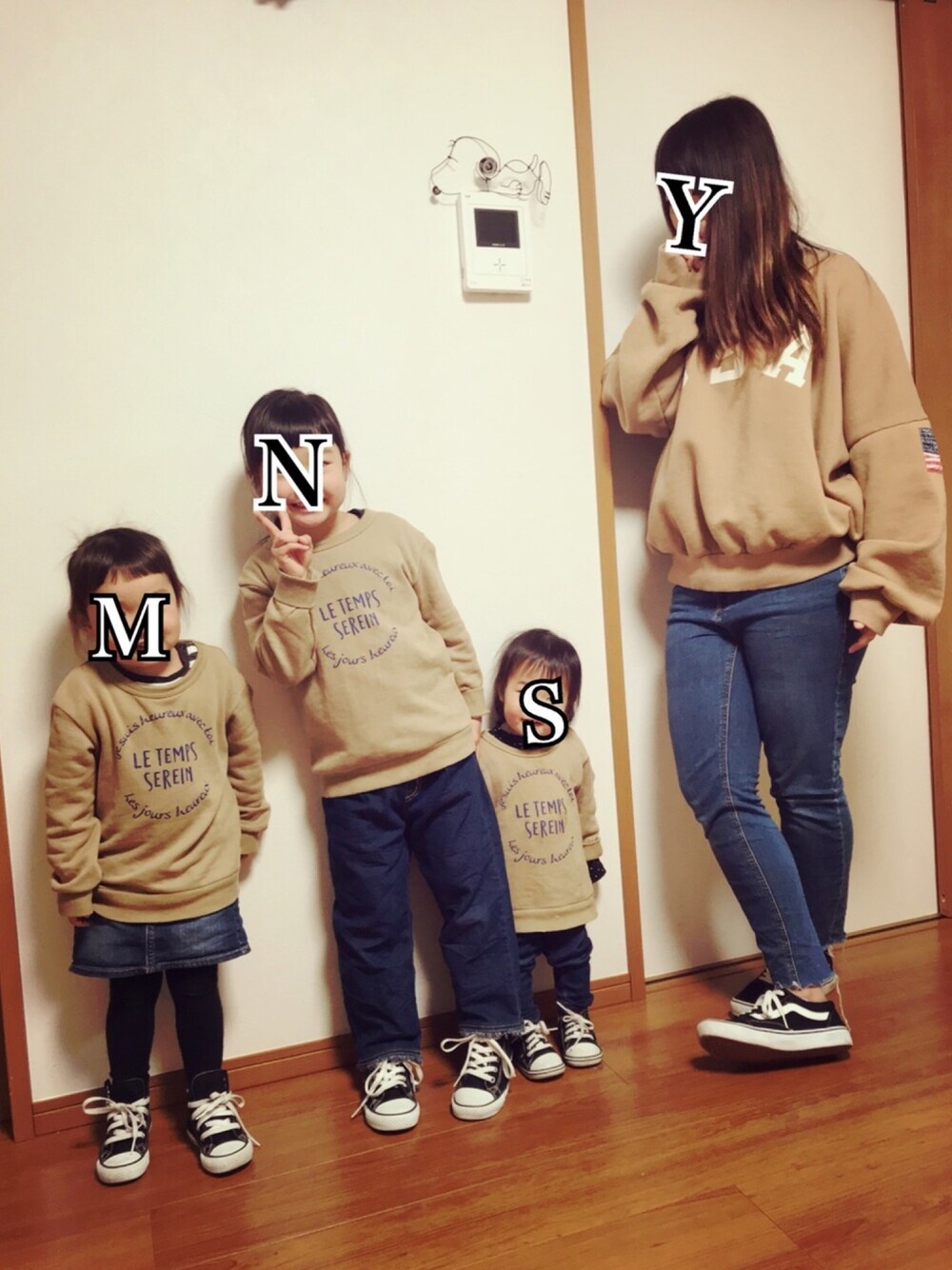 「キッズコーデ、おやこーで。、シンプルコーデ、リンクコーデ、休日スタイル、キャメル、おしゃれさんと繋がりたい、3姉妹、デニム」｜「HusHusHの裏毛シンプルロゴトレーナー（スウェット、ベージュ系）」を使った、Na-Mo-Su-さん（キッズ・100cm）の冬コーディネートの1枚目の写真