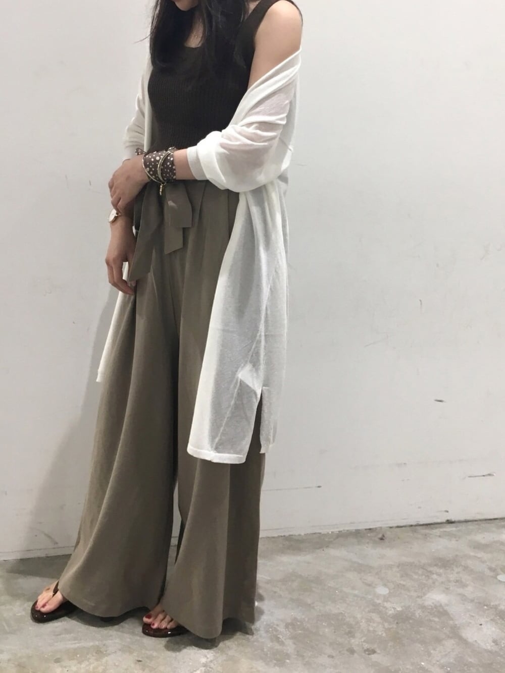 「シンプルコーデ、ゆるコーデ、大人カジュアル、夏コーデ、リラックススタイル」｜「koeの・シアーロングカーディガン（カーディガン/ボレロ、ホワイト系）」を使った、myさん（レディース・155cm）の夏コーディネートの1枚目の写真