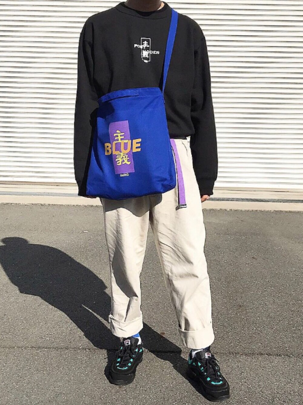 「冬コーデ、ブラック、ワイドパンツ、ベージュ、ストリート、古着MIX、シンプル、オーバーサイズ、カジュアル、おしゃれさんと繋がりたい」｜「POST主義のアイテム（トートバッグ、ブルー系）」を使った、POST 主義 STYLINGさん（メンズ・176cm）の冬コーディネートの1枚目の写真