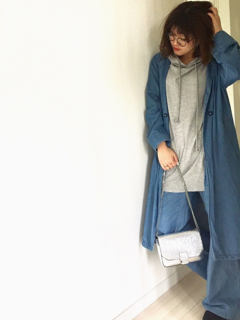 「トレンチコート、デニム、デニムジャケット、ワイドパンツ、ボブ、ZARA、チェーンバッグ、シルバー」｜「ZARAのアイテム（パーカー、グレー系）」を使った、KURRさん（レディース・158cm）の春コーディネートの1枚目の写真