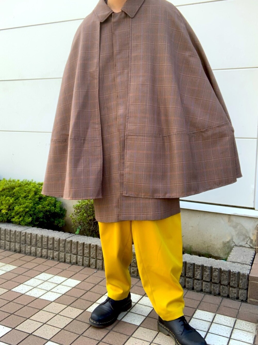 ベージュ系のジャケット/アウター、イエロー系のスラックス、ブラック系のブーツを着用したメンズの秋コーディネートの1枚目の写真