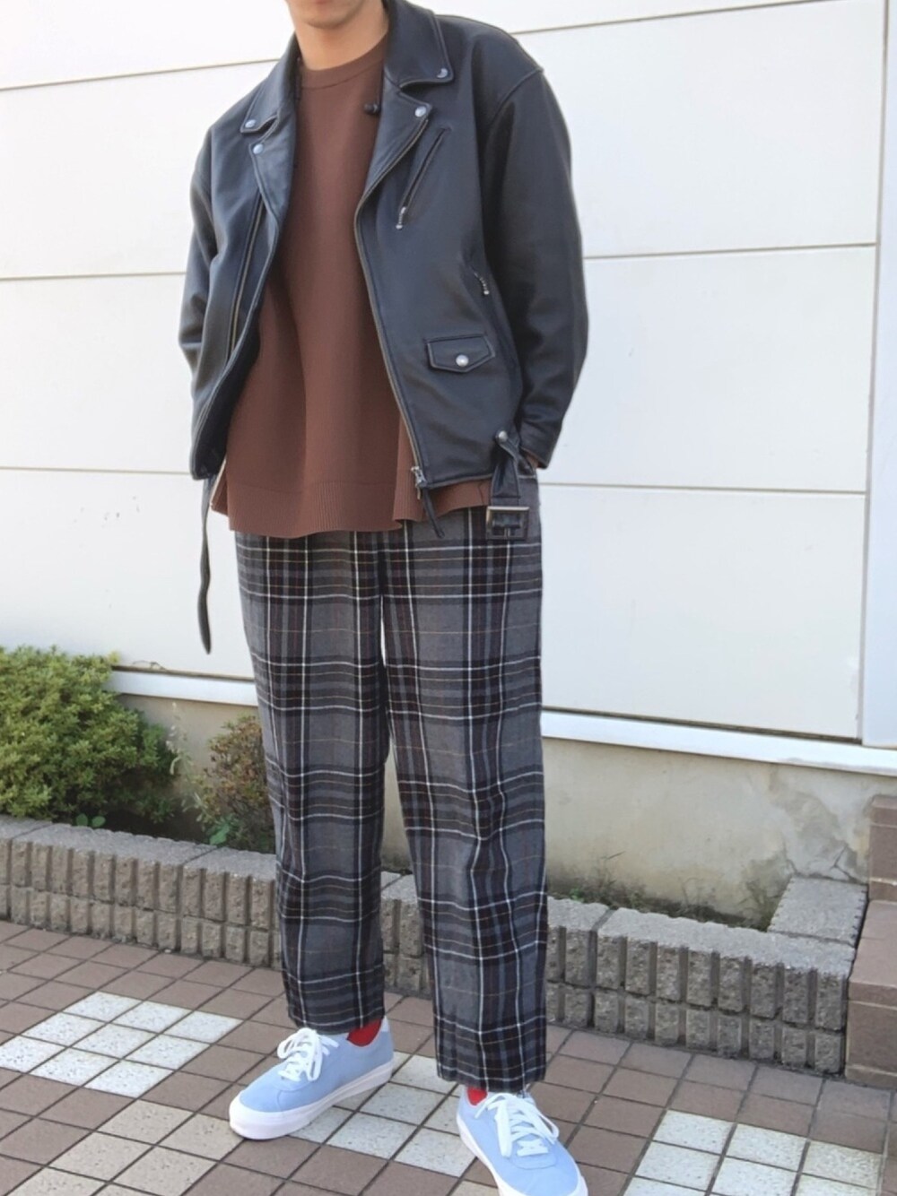 「ビッグシルエット、スニーカー、大学生、きれいめカジュアル、チェック、ニット、ベスト、モノトーンコーデ、冬アウター着回しチャレンジ」｜「MONKEY TIMEのアイテム（スラックス、グレー系）」を使った、UNMON＠相互さん（メンズ・181cm）の秋コーディネートの1枚目の写真