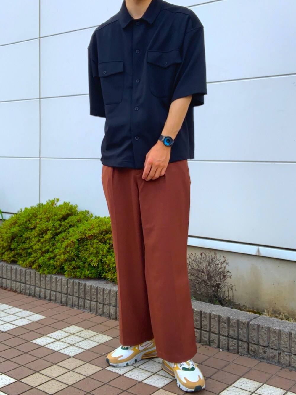 ブラック系のシャツ/ブラウス、ブラウン系のその他パンツ、ベージュ系のスニーカーを着用したメンズの秋コーディネートの1枚目の写真