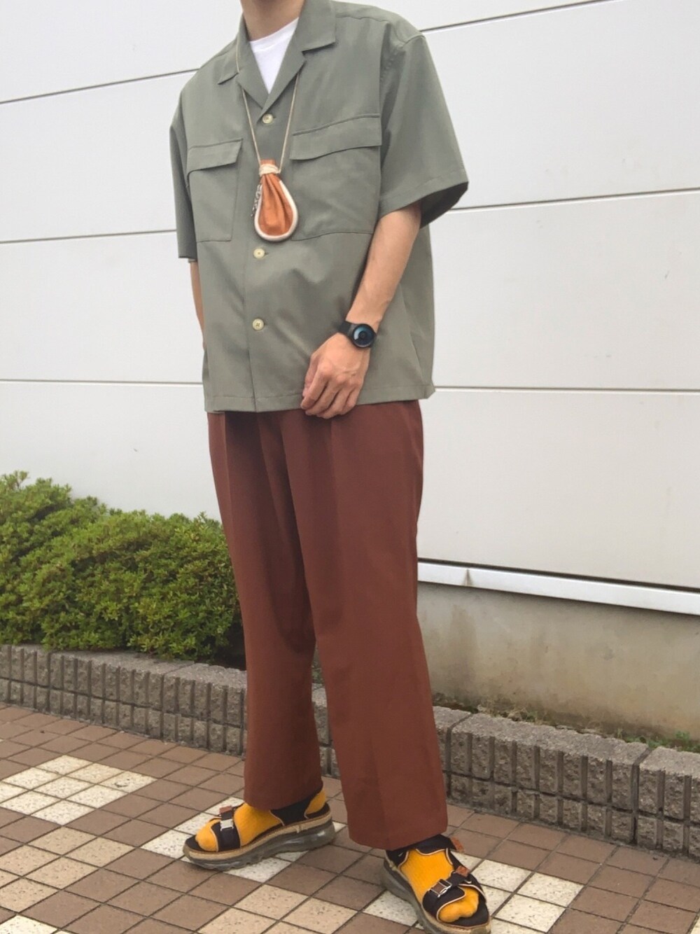 ブラウン系のその他パンツ、ブラック系のサンダル、グリーン系のシャツ/ブラウスを着用したメンズの秋コーディネートの1枚目の写真
