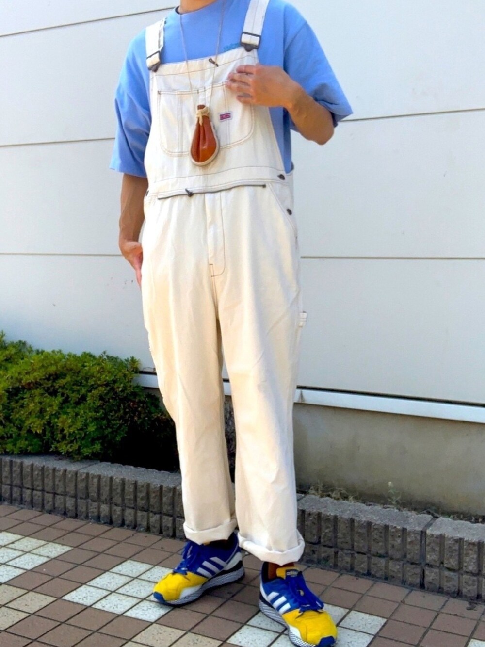 ホワイト系のその他パンツ、イエロー系のスニーカー、グリーン系のTシャツ/カットソーを着用したメンズの夏コーディネートの1枚目の写真