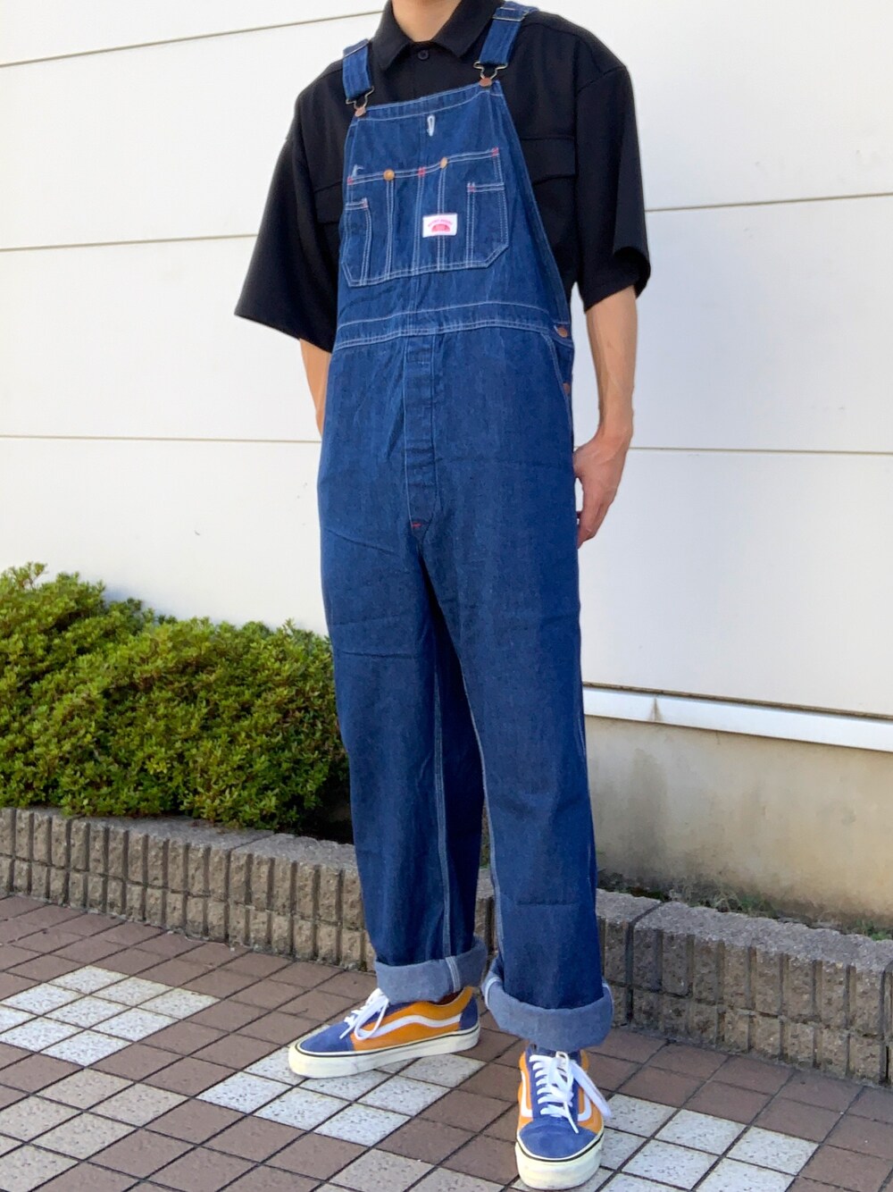 ブルー系のサロペット/オーバーオール、ブラック系のシャツ/ブラウス、ブルー系のスニーカーを着用したメンズの秋コーディネートの1枚目の写真