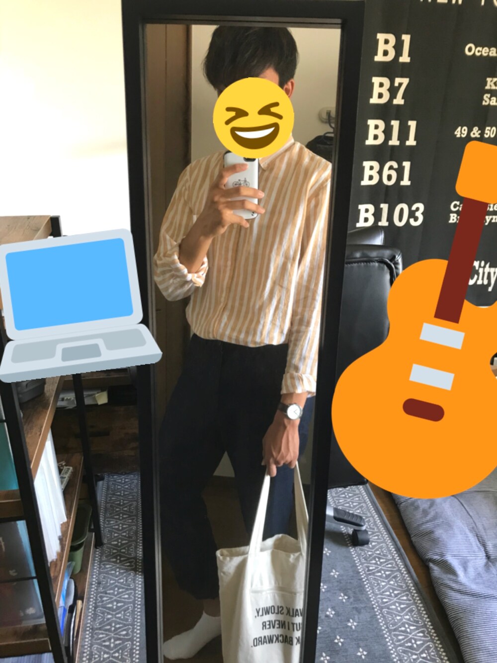 イエロー系のシャツ/ブラウス、ブルー系のその他パンツ、ホワイト系のトートバッグを着用したメンズの春コーディネートの1枚目の写真