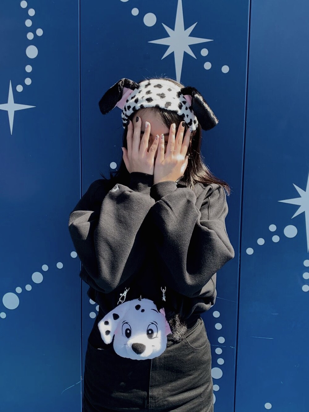 「ディズニーランド、Disneyland、101匹わんちゃん、101匹わんちゃんコーデ、平成最後のWEARISTAセンバツ、春休み、Heather、アプレジュール、東京旅行初日、ブラックコーデ」｜「Disneyのディズニーキャラクター ウラキモウプルオーバー　820280（スウェット、ブラック系）」を使った、杉 山さん（レディース・157cm）の春コーディネートの1枚目の写真