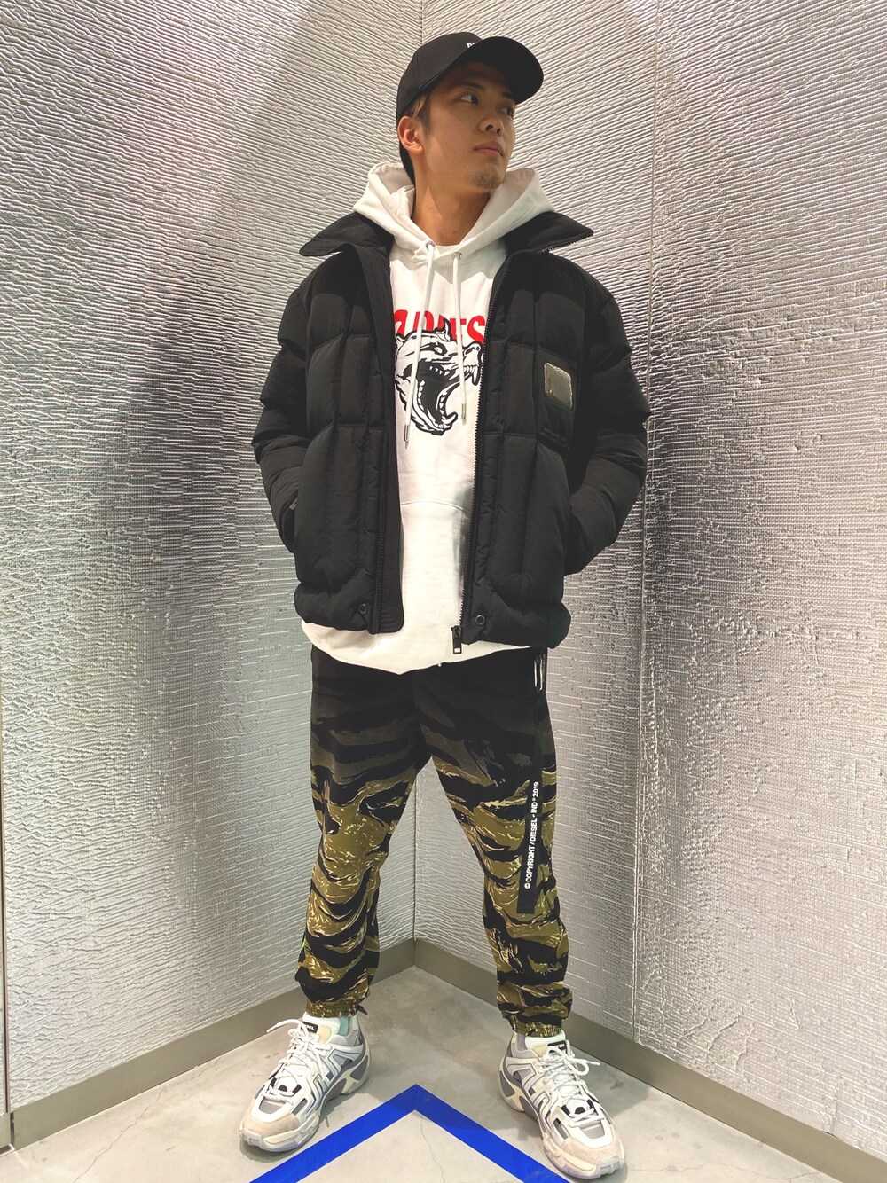 「秋冬コーデ、おしゃれさんと繋がりたい、オーバーサイズ、ビックシルエット、冬コーデ、ダッドスニーカー、ダウンジャケット、やっぱりストリートが好き」｜「DIESELのメンズ キャップ メンズ キャップ（キャップ、ブラック系）」を使った、nab3323さん（メンズ・173cm）の秋コーディネートの1枚目の写真