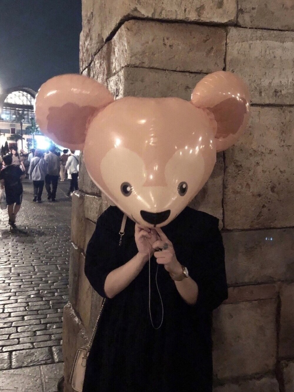 ブラック系のワンピース、ベージュ系のショルダーバッグ、ベージュ系のアナログ腕時計を着用したレディースの秋コーディネートの1枚目の写真