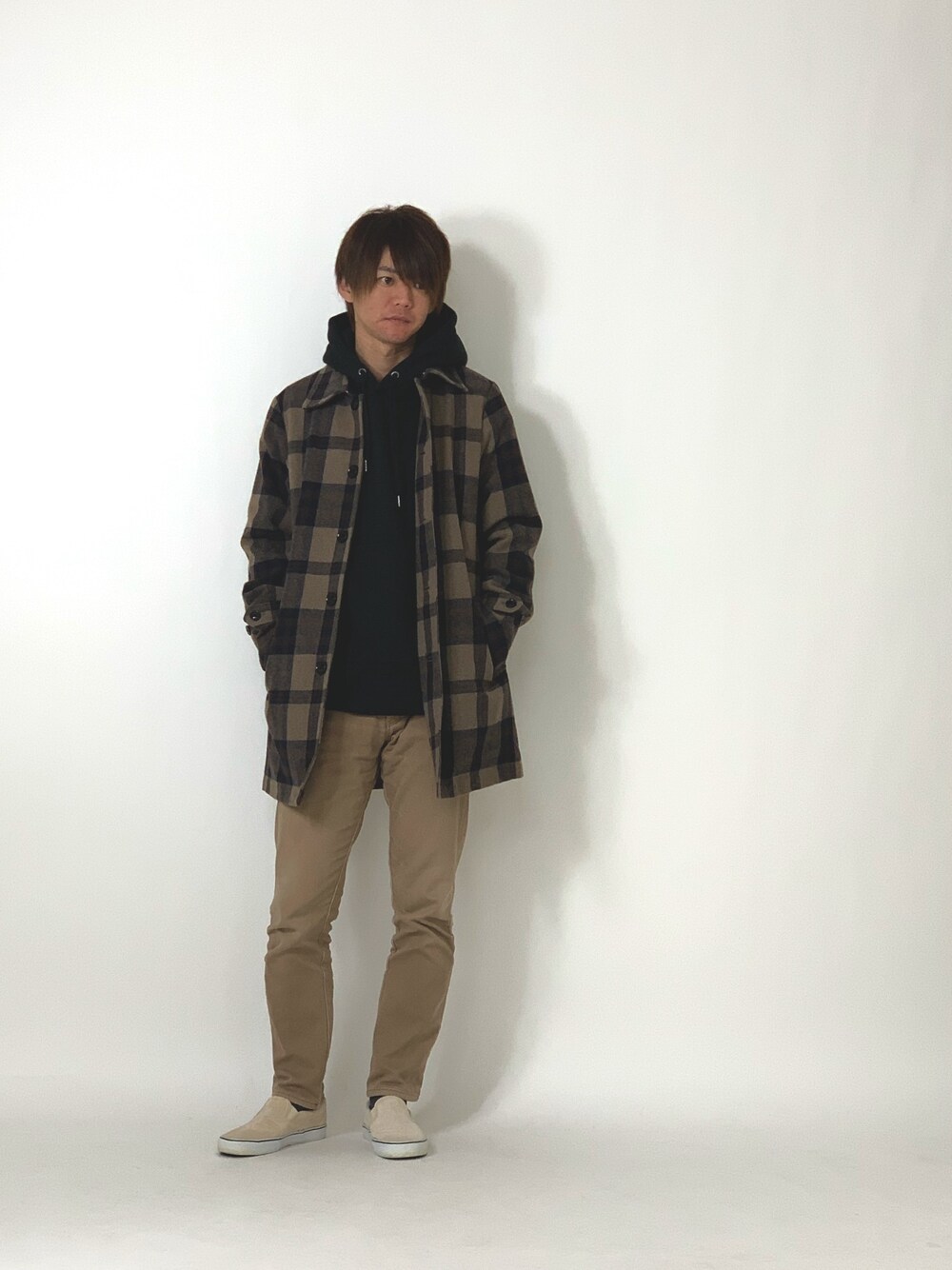 「シンプルコーデ、秋のコーデ、冬コーデ、ゆるコーデ、オーバーサイズ、カジュアルコーデ、秋冬コーデ、ZIP FIVE、Mark Gonzales、コート」｜「ZIP FIVEのメルトンステンカラーコート（ステンカラーコート、ベージュ系）」を使った、tetsuyaさん（メンズ・178cm）の秋コーディネートの1枚目の写真