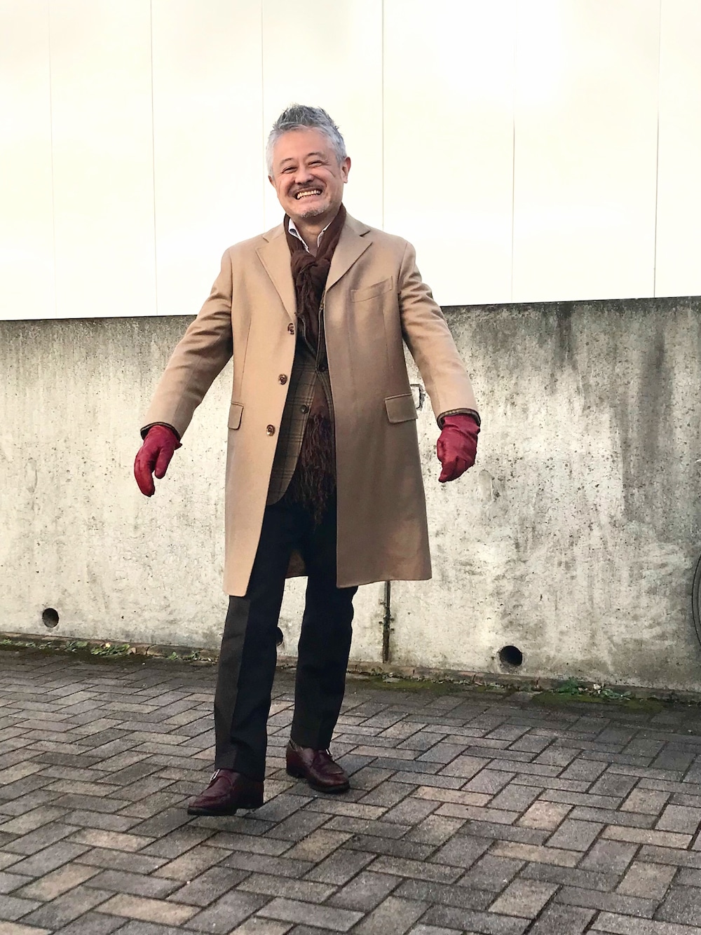「オトナカジュアル、冬、チェスターコート、ジャケパン、きれいめカジュアル、キレイめ、クロケット＆ジョーンズ、モンクストラップ、低身長、手袋」｜「麻布テーラーのアイテム（チェスターコート、ベージュ系）」を使った、田中 正さん（メンズ・168cm）の冬コーディネートの1枚目の写真